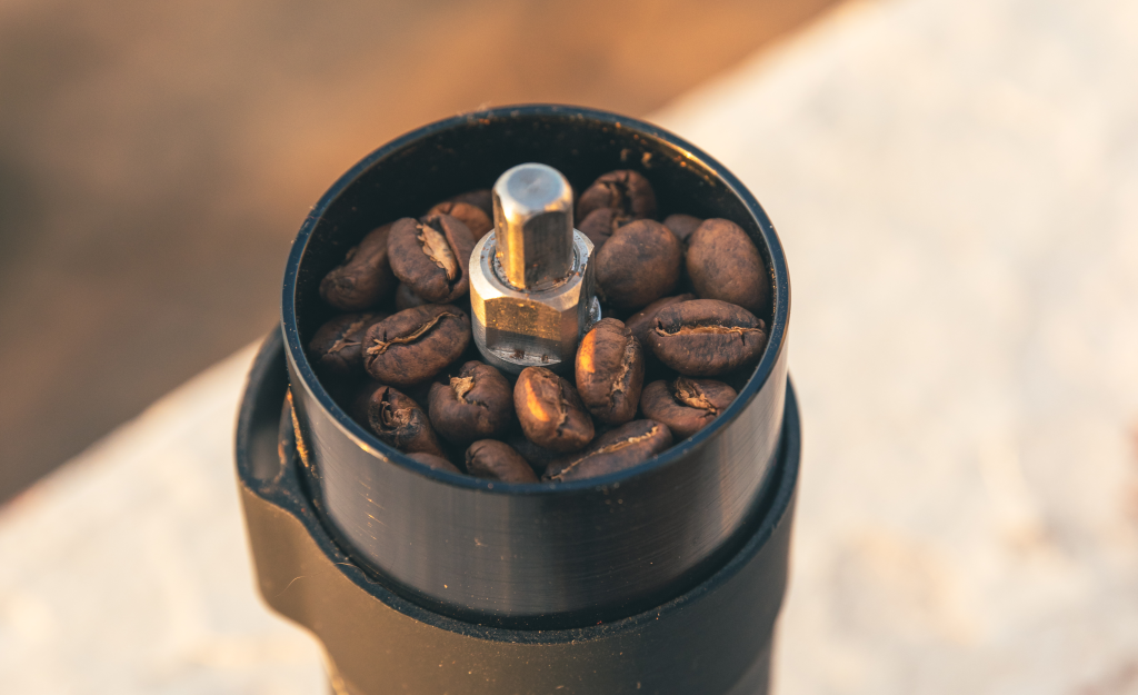 Kafijas pupiņas rokas dzirnaviņās Brant Coffee