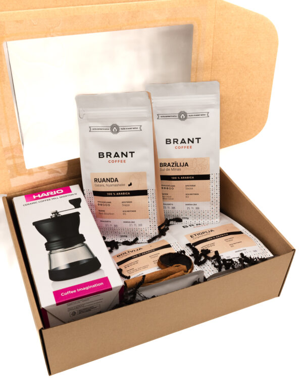 Četru kafiju un lielo kafijas dzirnaviņu komplekts dāvanai